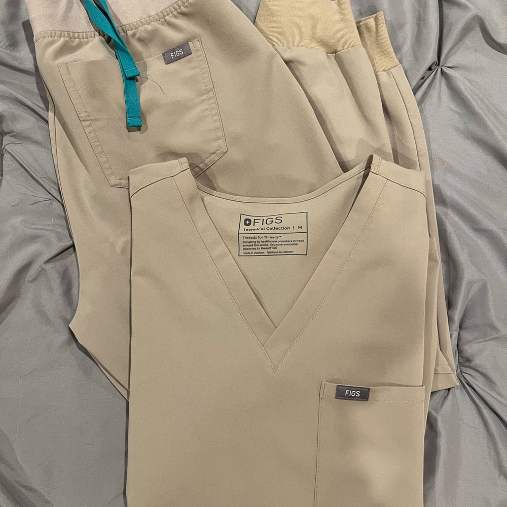 FIGS women’s scrubs